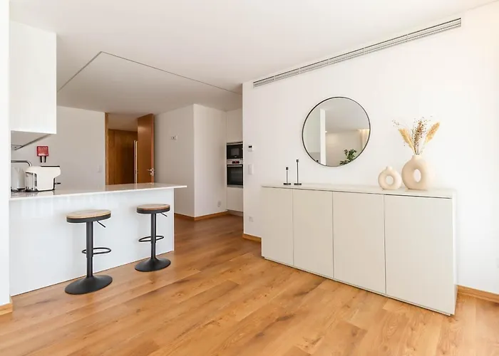 Viana's Heart - Spacious Modern Ap. Near Center *