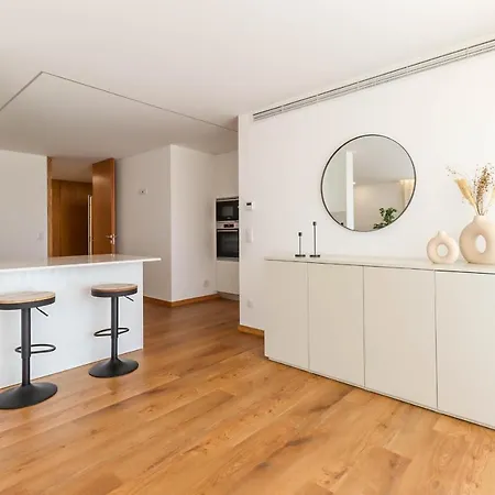 Viana's Heart - Spacious Modern Ap. Near Center *