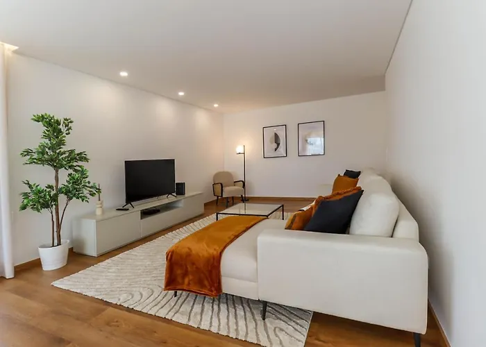 Viana's Heart - Spacious Modern Ap. Near Center *